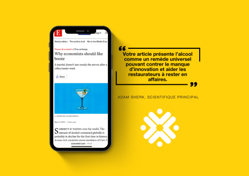 Téléphone portable affichant un article de presse à côté d'une citation.