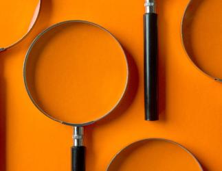 des loupes sur une table 