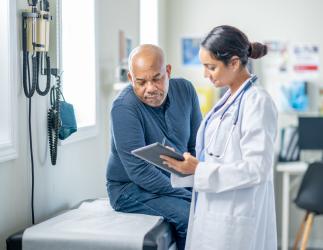 Un médecin discute du plan de traitement avec un patient.