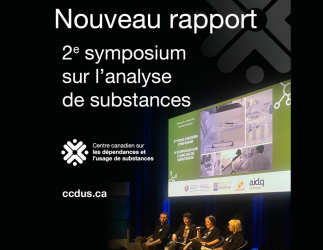 Panel assis sur une scène avec le texte qui dit : Nouveau rapport : Voix du 2e Symposium sur le contrôle des drogues.