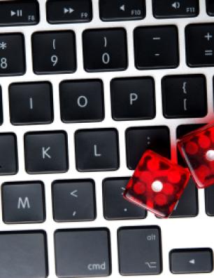 Paire de dés sur le clavier d’un ordinateur portable.