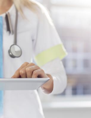 Professionnelle de la santé tenant une tablette.