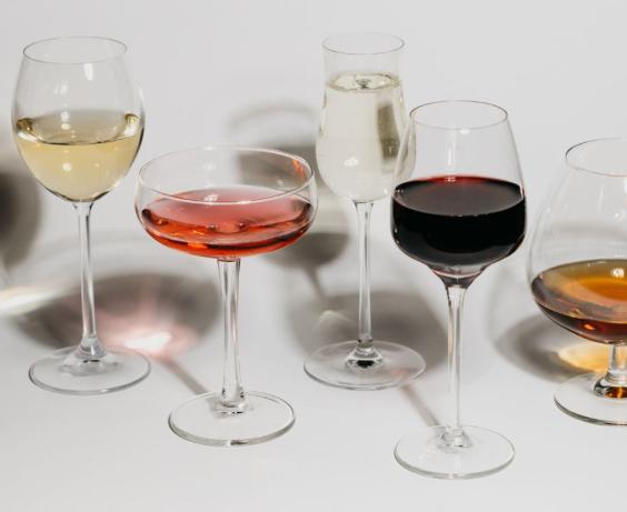 Several glasses filled with alcohol. 