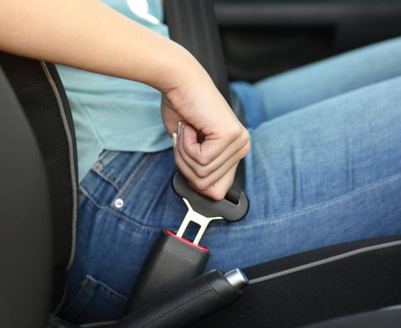 Main mettant la ceinture de sécurité.