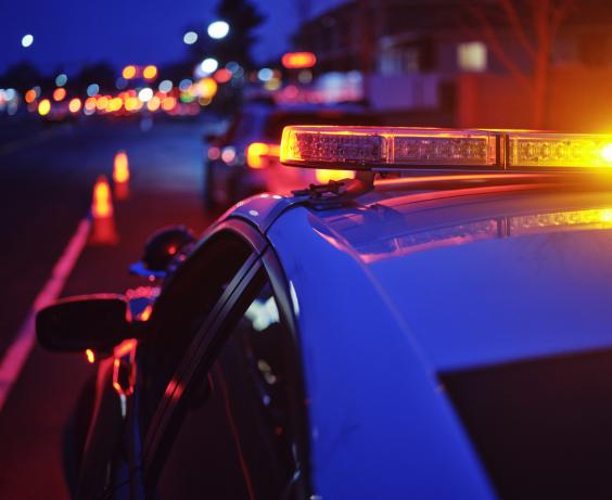 Une voiture de police s'est arrêtée derrière une voiture.