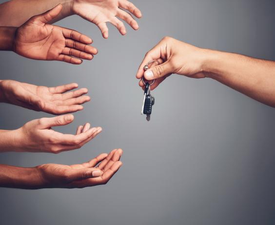 Plusieurs mains se tendent vers les clés de la voiture.