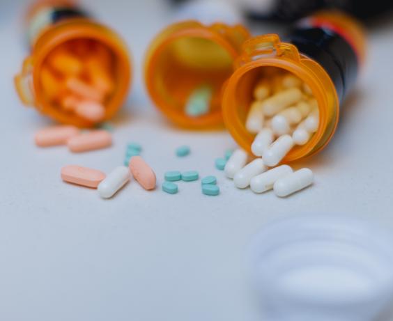 Plusieurs bouteilles ouvertes de médicaments sur ordonnance.