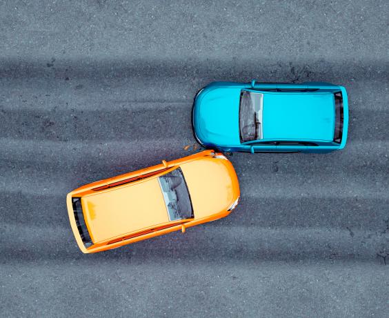 Deux voitures en collision.