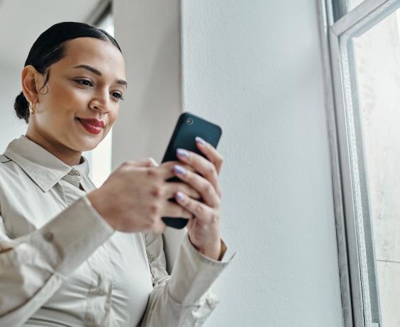 Une femme regarde son téléphone.